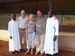Equipe au complet devant le Poulailler de PORGA <a style='color: #fff;' href='/uploaded/photo/benin-ferme-avicole-54aea446f2d9e.jpg'>(Télécharger)</a>