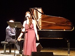 La chanteuse Julia SCOATARIU <a style='color: #fff;' href='/uploaded/photo/concert-caritatif-5bc9c923856a3.jpg'>(Télécharger)</a>