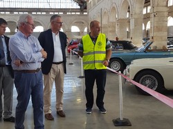 M. Le Maire de Bourges, Pascacl BLANC (au milieu) en présence du Président de l'Association GHIMAO, MIchel POULET (à gauche) et du Chargé des actions au ROTARY CLUB BOURGES, Nicolas MESTRE (à droite) <a style='color: #fff;' href='/uploaded/photo/exposition-automobile-5bc9cb5daf3e3.jpg'>(Télécharger)</a>