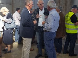 Le Président de l'association GHIMAO, Michel POULET (à droite) en discussion avec Le Maire de Bourges, Pascal BLANC (à gauche) et l'ancien Maire de Bourges et Ministre de l'Ecologie et du Développement Durable (Serge LEPELTIER (au milieu). <a style='color: #fff;' href='/uploaded/photo/exposition-automobile-5bc9cb71b152c.jpg'>(Télécharger)</a>