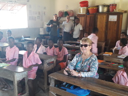 Mme CHAUSSET très studieuse en classe ! <a style='color: #fff;' href='/uploaded/photo/mission-madagascar-novembre-2019-5ddd0cec29c91.jpg'>(Télécharger)</a>