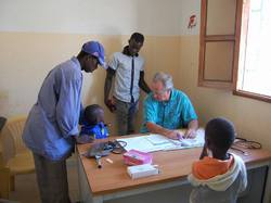 François en consultation au village de Kamiack <a style='color: #fff;' href='/uploaded/photo/senegal-kamiack-hygiene-et-sante-536128a627aef.jpg'>(Télécharger)</a>