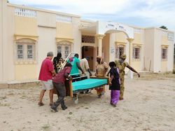 Tout le monde s'active pour tout installer ! <a style='color: #fff;' href='/uploaded/photo/senegal-kamiack-hygiene-et-sante-536128b50504c.jpg'>(Télécharger)</a>