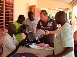 Merci ORANGE et CARREFOUR MARKET pour tous ces objets : ballons, casquettes, t-shirts, stylos, .... <a style='color: #fff;' href='/uploaded/photo/senegal-kamiack-photos-souvenirs-53611ecfcc973.jpg'>(Télécharger)</a>