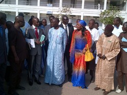 Février 2015 : Inauguration officielle pour la réception de l'Ambulance.
Le directeur Saliou TALL (Centre Hospitalier Régional El Hadji Ibrahima Niass de Kaolack) (*cravate rouge), en présence du Représentant du Ministère de la Santé, le Président du Conseil départemental de Kaolack, le Président de la commission médicale de l'établissement (à la gauche de M. TALL) & de Mme le Secrétaire exécutif de l'ONG Horizon Sahel au Sénégal (*robe bleue et rouge). <a style='color: #fff;' href='/uploaded/photo/senegal-kamiack-sante-54d8d67e7977d.jpg'>(Télécharger)</a>