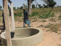 Septembre 2014

Les puits et la réserve d'eau, dans laquelle les femmes prennent l'eau avec des arrosoirs <a style='color: #fff;' href='/uploaded/photo/senegal-kamiack-vie-au-village-54660459d1d30.jpg'>(Télécharger)</a>