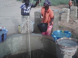 Avancement du Jardin Maraicher : les femmes au puits pour l'irrigation <a style='color: #fff;' href='/uploaded/photo/senegal-kamiack-vie-au-village-55422ad112d2e.jpg'>(Télécharger)</a>