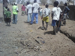 la tranchée pour l'adduction d'eau prend forme.

la saison (avant les pluies) est idéale pour les travaux ! <a style='color: #fff;' href='/uploaded/photo/senegal-kamiack-vie-au-village-55422ecb216d5.jpg'>(Télécharger)</a>