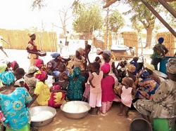 La fête se prépare au village en l'honneur de Matthieu et Eric
23.06.15 <a style='color: #fff;' href='/uploaded/photo/senegal-kamiack-vie-au-village-558aa2144cbf3.jpg'>(Télécharger)</a>