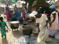 Préparation du repas pour la fête du village <a style='color: #fff;' href='/uploaded/photo/senegal-kamiack-vie-au-village-558aa216dd584.jpg'>(Télécharger)</a>