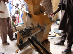 Le Moulin à Mil <a style='color: #fff;' href='/uploaded/photo/senegal-kamiack-vie-au-village-55b23bd43c7c5.jpg'>(Télécharger)</a>