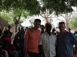 Moussa, Eric et Matthieu au rassemblement du village pour les discours et la remise des cadeaux <a style='color: #fff;' href='/uploaded/photo/senegal-kamiack-vie-au-village-55b23d72bd349.jpg'>(Télécharger)</a>