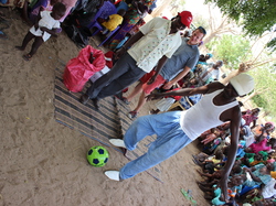 Matthieu et Eric sont venus les valises pleines ! <a style='color: #fff;' href='/uploaded/photo/senegal-kamiack-vie-au-village-55b23ddabf33c.jpg'>(Télécharger)</a>