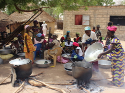 Les femmes s'activent à la préparation <a style='color: #fff;' href='/uploaded/photo/senegal-kamiack-vie-au-village-55b23e3c2e36a.jpg'>(Télécharger)</a>