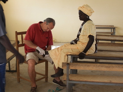 François en consultations au village de Kamiack <a style='color: #fff;' href='/uploaded/photo/senegal-kamiak-535e0f94d0efd.jpg'>(Télécharger)</a>