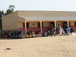 Attente des villageois (parfois venus de très loin) pour les consultations de François au village de Kamiack <a style='color: #fff;' href='/uploaded/photo/senegal-kamiak-535e1010d4d5b.jpg'>(Télécharger)</a>