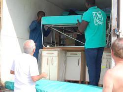 Déchargement à Dakar par Michel, Matthieu, François, Moussa, notamment.

Et hop, direction le Dispensaire ! <a style='color: #fff;' href='/uploaded/photo/senegal-kamiak-535e10aecf0cc.jpg'>(Télécharger)</a>