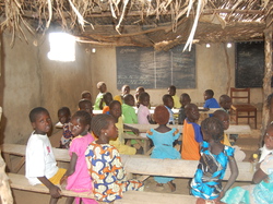 Découverte de l'Ecole ....

Un toit manque cruellement ! <a style='color: #fff;' href='/uploaded/photo/senegal-village-de-kamiack-535e165723508.jpg'>(Télécharger)</a>