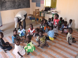 Classe pré-financée par l'église protestante. <a style='color: #fff;' href='/uploaded/photo/senegal-village-de-kamiack-535e18c1042d5.jpg'>(Télécharger)</a>