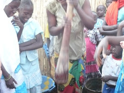 Battage du Mil 
.... avant l'acquisition du nouveau Moulin ! <a style='color: #fff;' href='/uploaded/photo/senegal-village-de-kamiack-535e73d3132ef.jpg'>(Télécharger)</a>