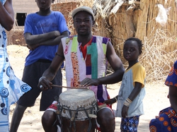 Les Hommes et la Musique traditionnelle <a style='color: #fff;' href='/uploaded/photo/senegal-village-de-kamiack-535e7a3dadca4.jpg'>(Télécharger)</a>