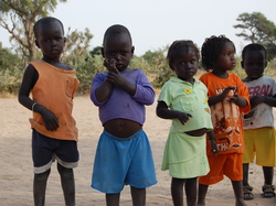 Les enfants <a style='color: #fff;' href='/uploaded/photo/senegal-village-de-kamiack-535e7a87a7d3c.jpg'>(Télécharger)</a>