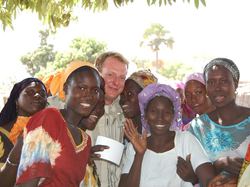 Matthieu, bien entouré, lors de la célèbre tradition de 