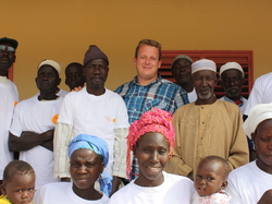 Photo de groupe avec Matthieu, les villageois et le Chef de village (après la remise des T-Shirts ORANGE!) <a style='color: #fff;' href='/uploaded/photo/senegal-village-de-kamiack-535e7afc9678a.jpg'>(Télécharger)</a>