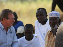 Michel, Moussa notre coordinateur sur place, et Gilles le Chef du village <a style='color: #fff;' href='/uploaded/photo/senegal-village-de-kamiack-535e7bf69024f.jpg'>(Télécharger)</a>
