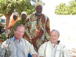 Michel et François bien entourés ont revêtu les tenues traditionnelles <a style='color: #fff;' href='/uploaded/photo/senegal-village-de-kamiack-535e7c134e35c.jpg'>(Télécharger)</a>