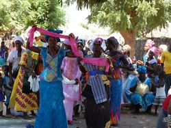 Les Femmes et les tenues de fête <a style='color: #fff;' href='/uploaded/photo/senegal-village-de-kamiack-535e7cf14b6fd.jpg'>(Télécharger)</a>