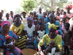 Les femmes et les enfants à la fête <a style='color: #fff;' href='/uploaded/photo/senegal-village-de-kamiack-535e7d0d4fef8.jpg'>(Télécharger)</a>